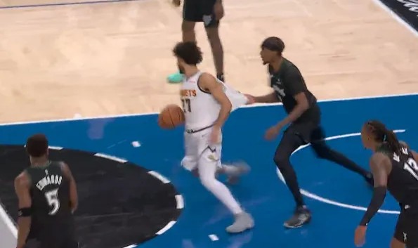 开云注册入口-麦丹拉拽默里球衣被吹犯规，首节已经身背2次犯规被换下场