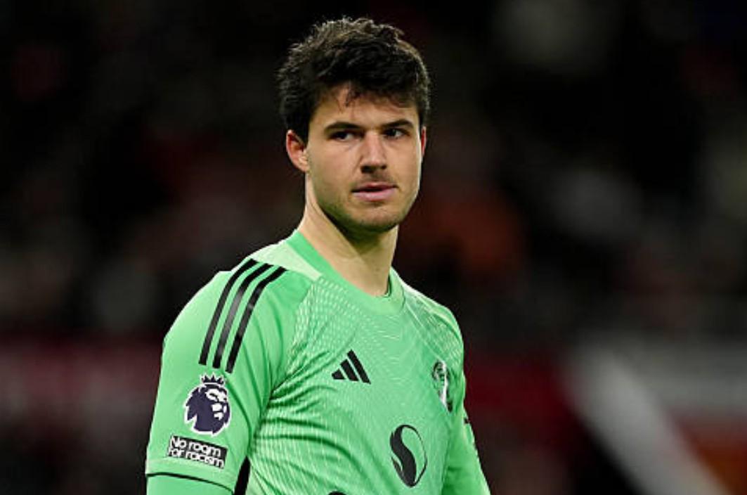 开云-拉门斯加盟曼联后前16场比赛丢23球,奥纳纳同期丢了26球